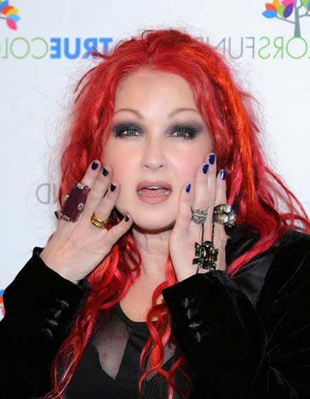 Com um tom de vermelho mais aberto, a cantora Cindy Lauper realçou seus traços e beleza (Foto: Divulgação)